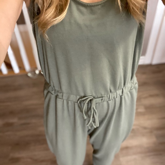 Green jumpsuit! - Picture 4 of 4